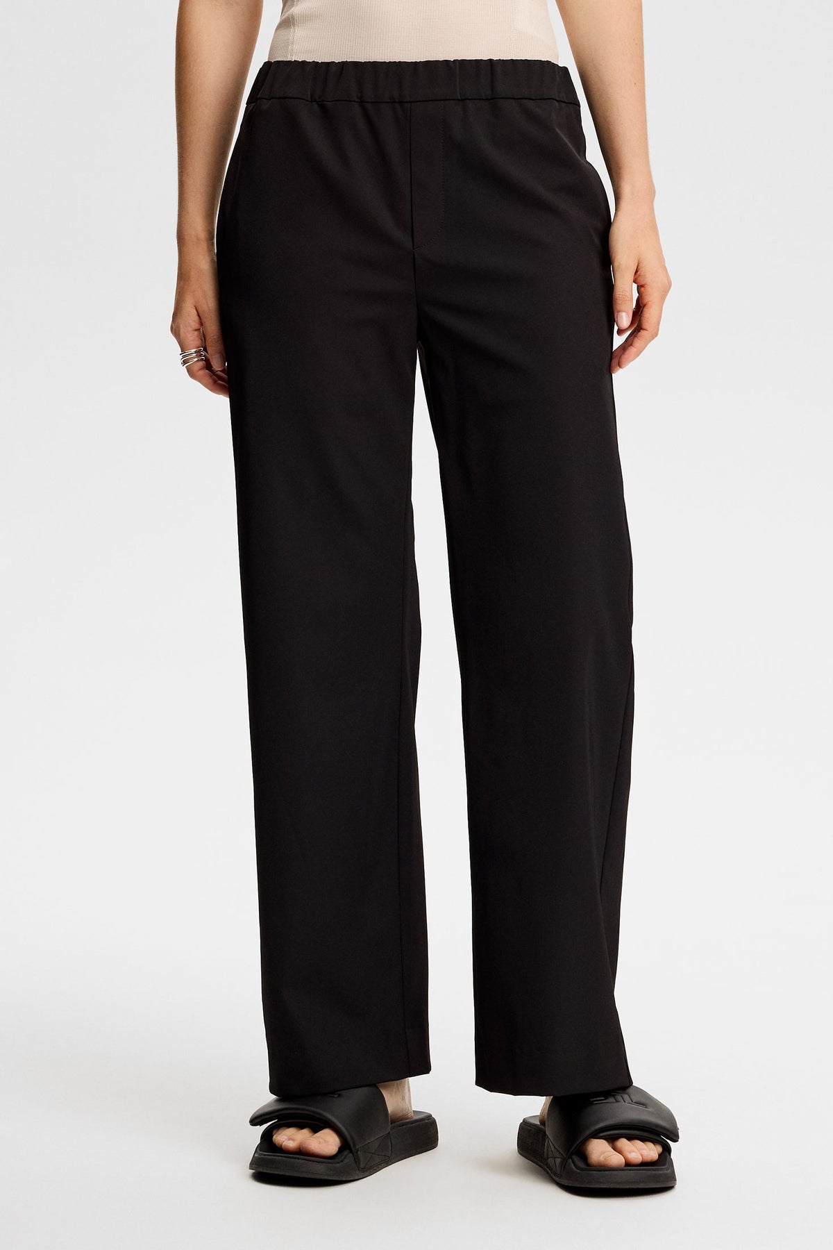 Anja Pant / Black